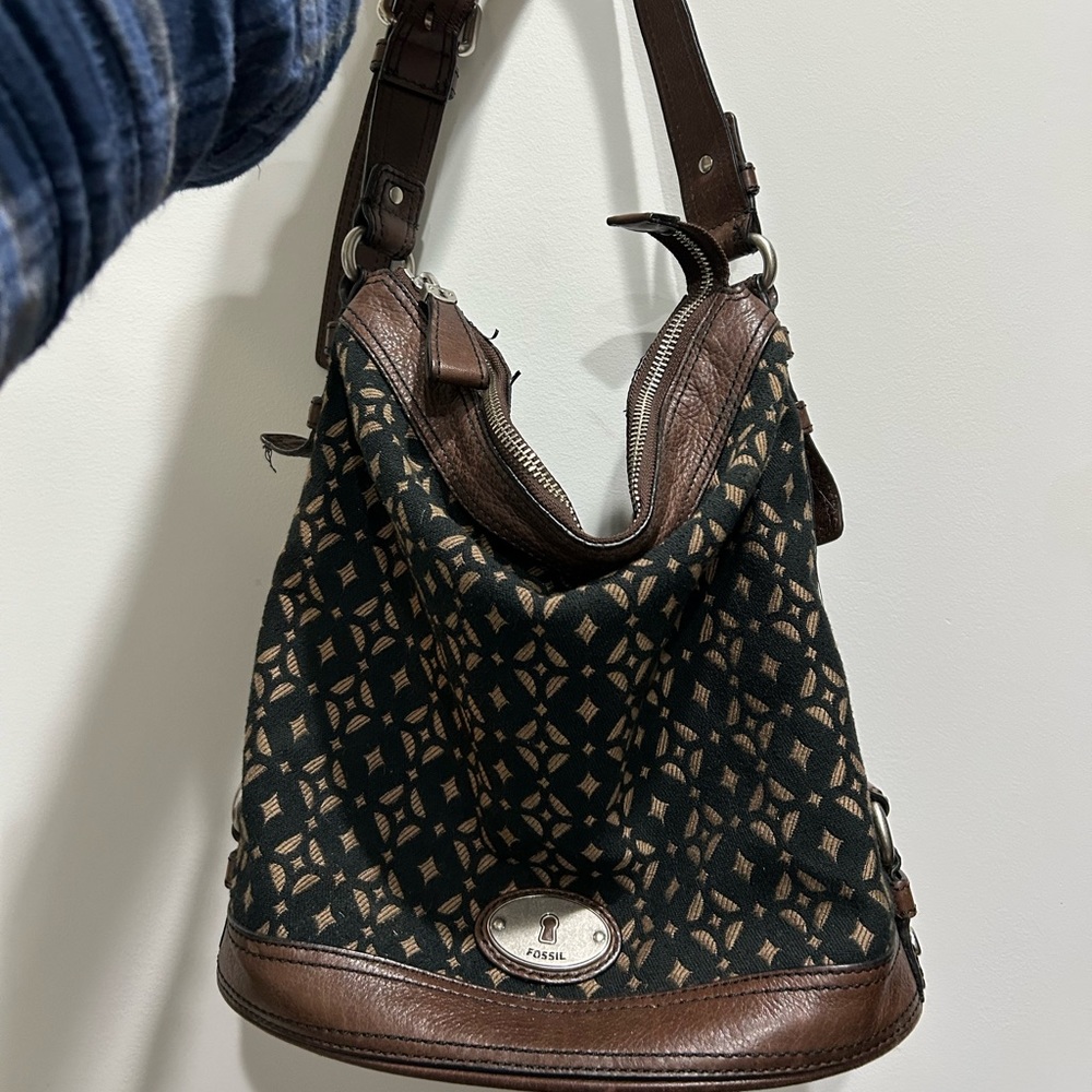 Fossil bag. Pre-owned. Signs of wear and tear. See photos.